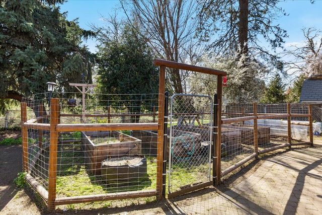 1408 Siskiyou Boulevard, Medford, OR 97504