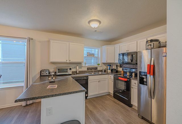 185 Pin Oak Court, Hollister, MO 65672