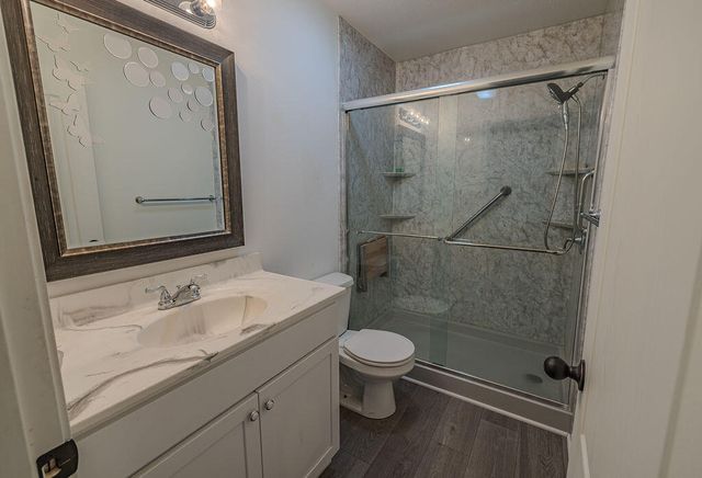 185 Pin Oak Court, Hollister, MO 65672