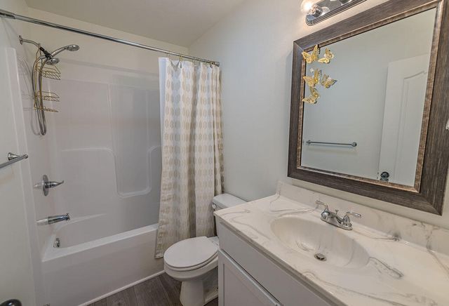 185 Pin Oak Court, Hollister, MO 65672