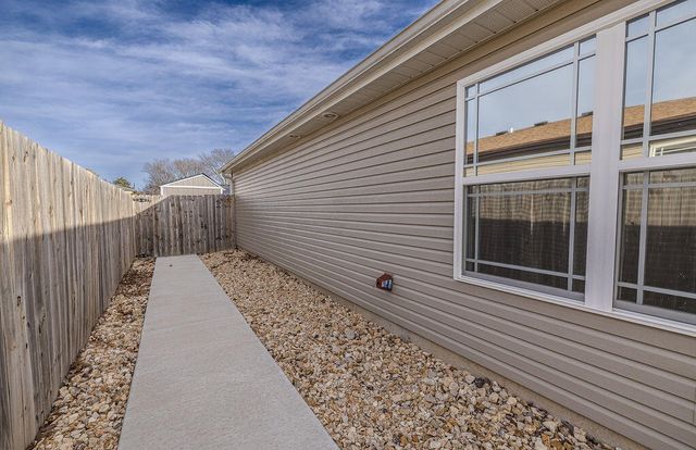 185 Pin Oak Court, Hollister, MO 65672