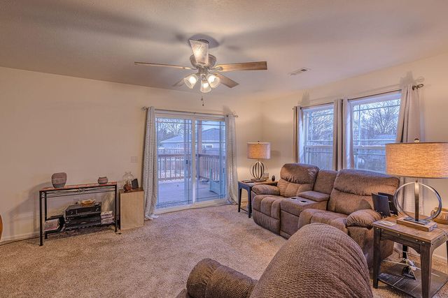 185 Pin Oak Court, Hollister, MO 65672