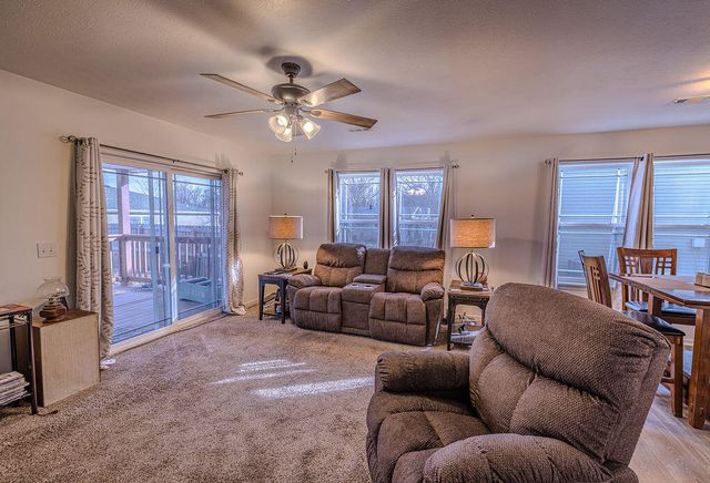 185 Pin Oak Court, Hollister, MO 65672