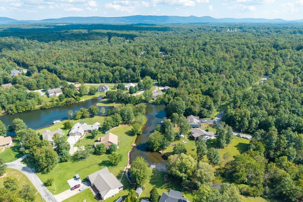 711 Chacoto Dr, Crossville, TN 38572