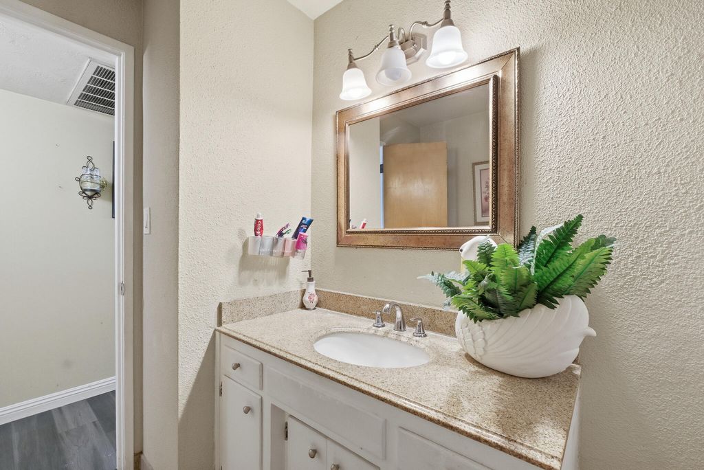 Image 19 of property listing at 480 N Belmont Street, Porterville, CA 93257