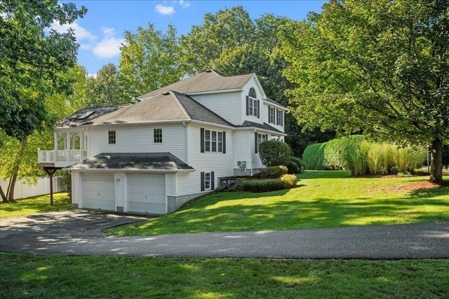 2 Gwen Dr, Auburn, MA 01501
