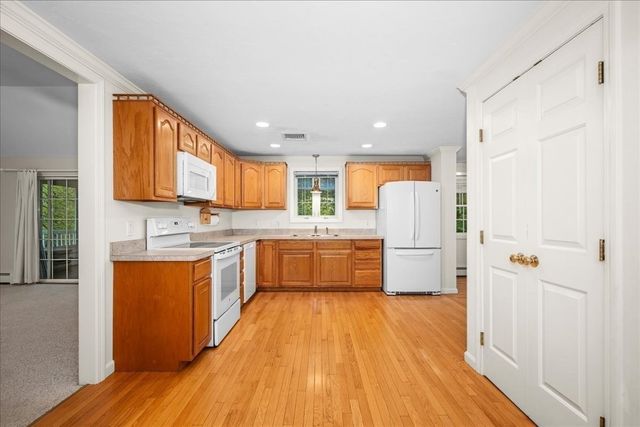 2 Gwen Dr, Auburn, MA 01501