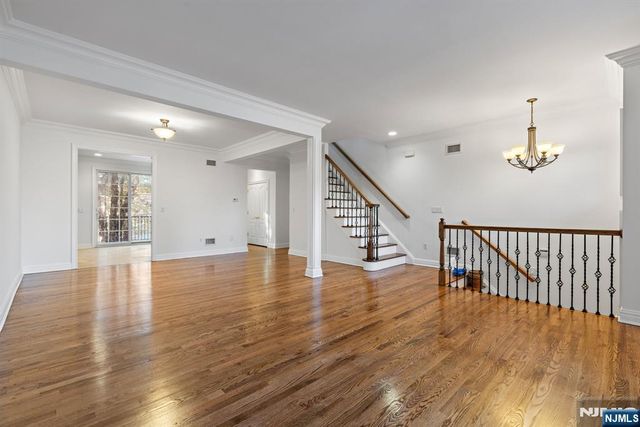 22 Cobblestone Way, Tenafly, NJ 07670