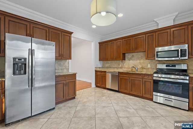 22 Cobblestone Way, Tenafly, NJ 07670