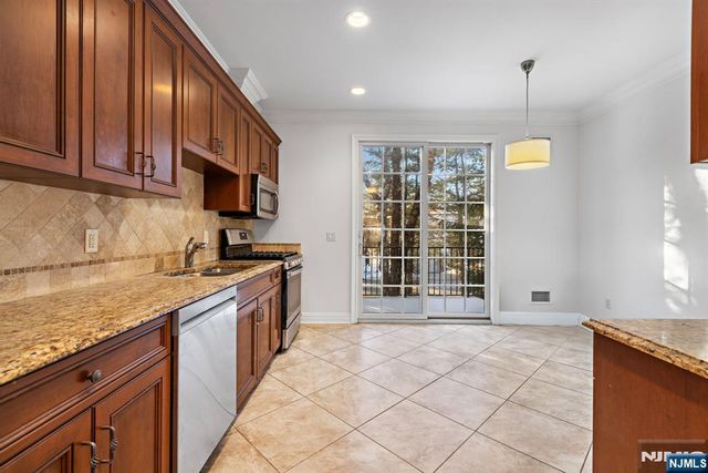 22 Cobblestone Way, Tenafly, NJ 07670