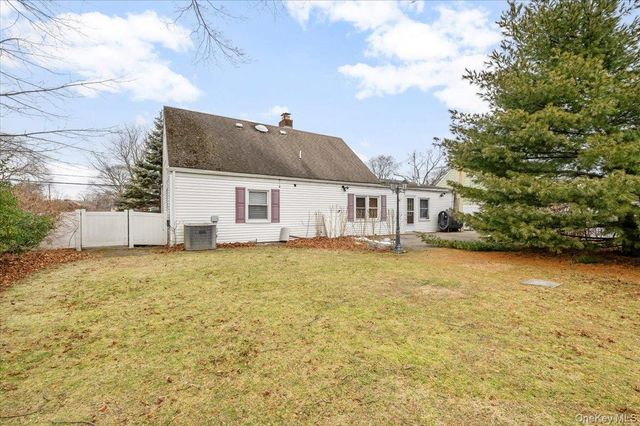 13 Jean Road, West Islip, NY 11795