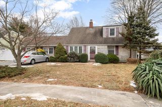 13 Jean Road, West Islip, NY 11795