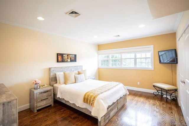 198-31 Pompeii Avenue, Holliswood, NY 11423