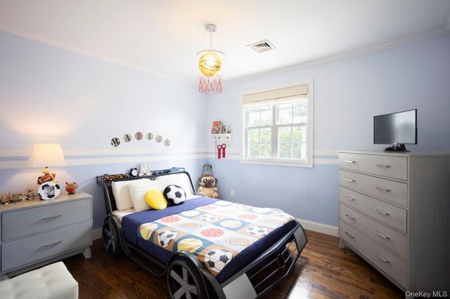 198-31 Pompeii Avenue, Holliswood, NY 11423