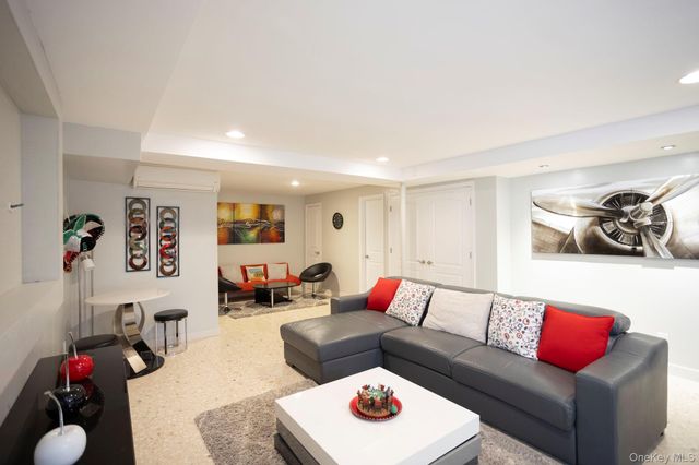198-31 Pompeii Avenue, Holliswood, NY 11423