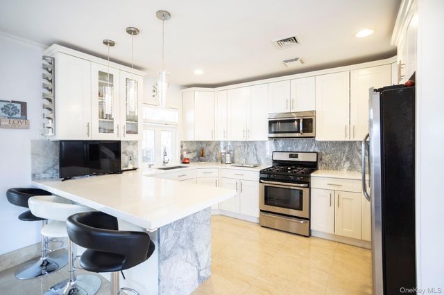 198-31 Pompeii Avenue, Holliswood, NY 11423