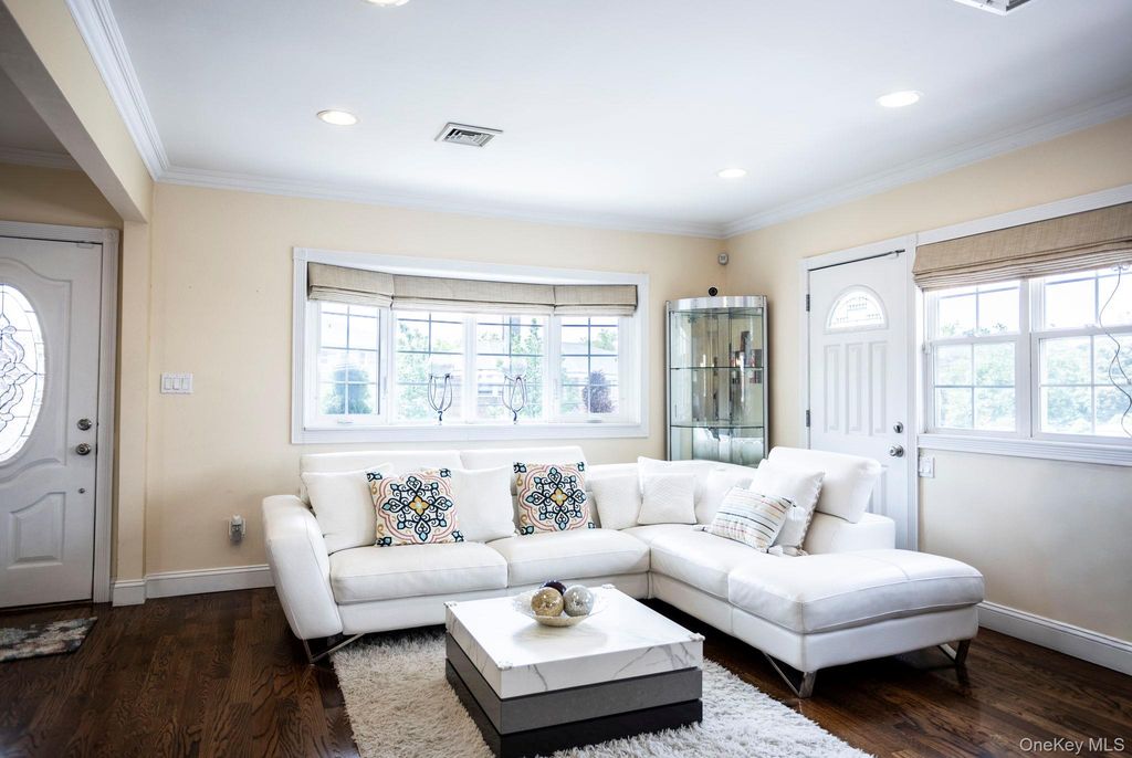198-31 Pompeii Avenue, Holliswood, NY 11423 — photo 3