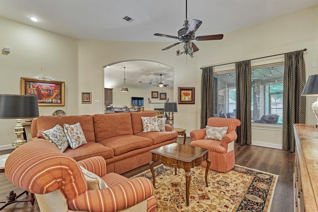 11 S Sandbells Park Lane, Montgomery, TX 77316