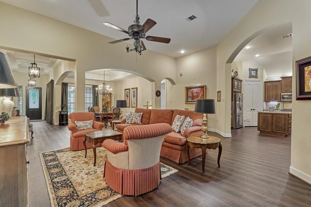 11 S Sandbells Park Lane, Montgomery, TX 77316