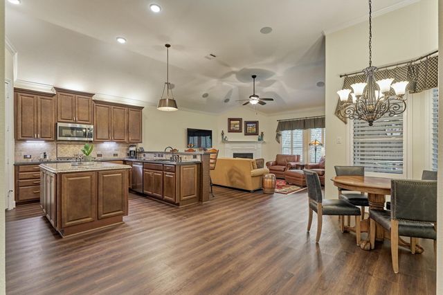 11 S Sandbells Park Lane, Montgomery, TX 77316