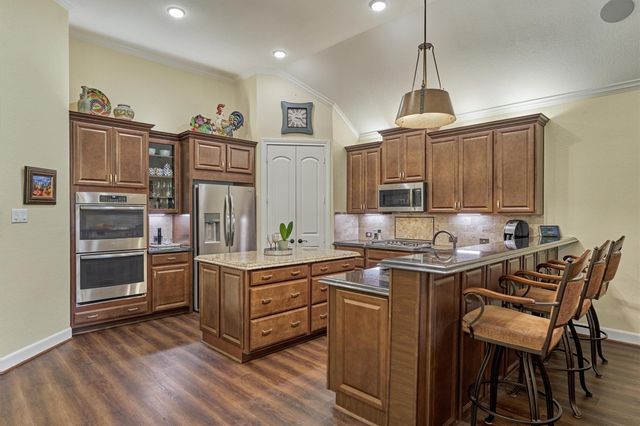 11 S Sandbells Park Lane, Montgomery, TX 77316