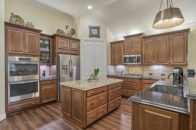 11 S Sandbells Park Lane, Montgomery, TX 77316