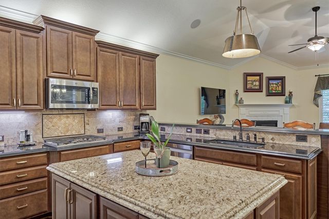 11 S Sandbells Park Lane, Montgomery, TX 77316
