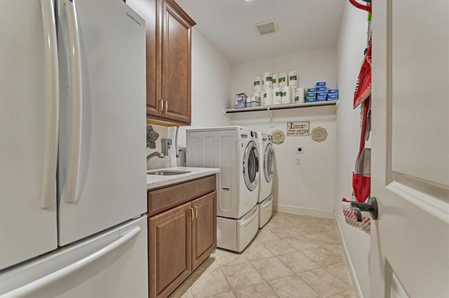 11 S Sandbells Park Lane, Montgomery, TX 77316