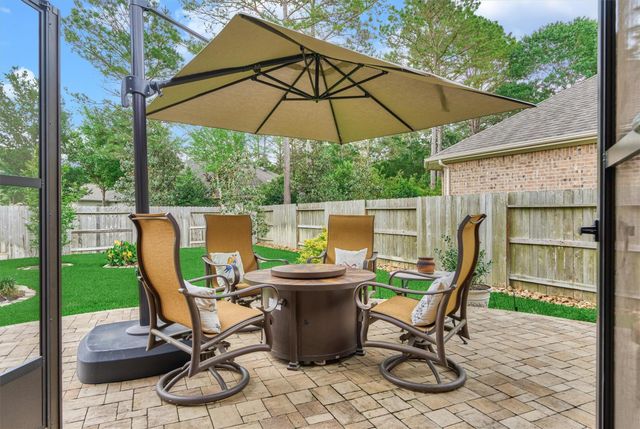 11 S Sandbells Park Lane, Montgomery, TX 77316