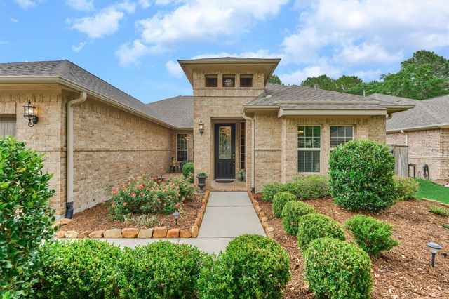 11 S Sandbells Park Lane, Montgomery, TX 77316