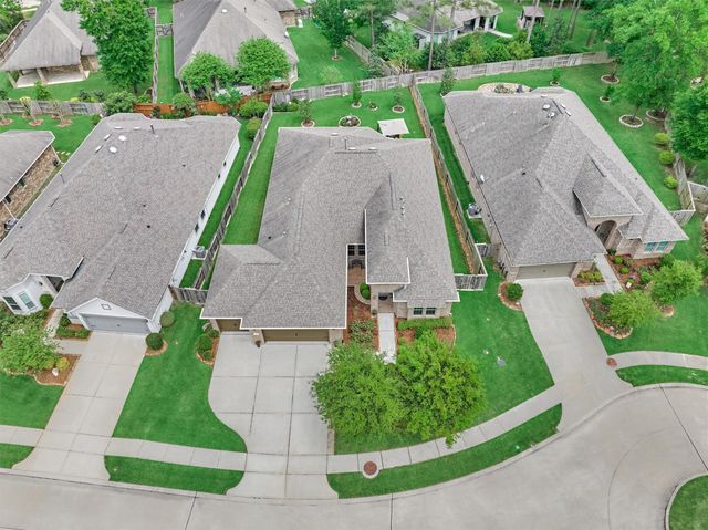 11 S Sandbells Park Lane, Montgomery, TX 77316