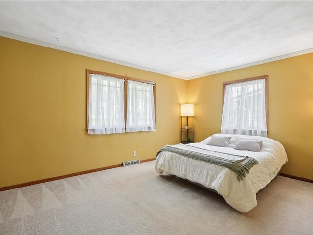 920 Westwood Drive NW, Cedar Rapids, IA 52405