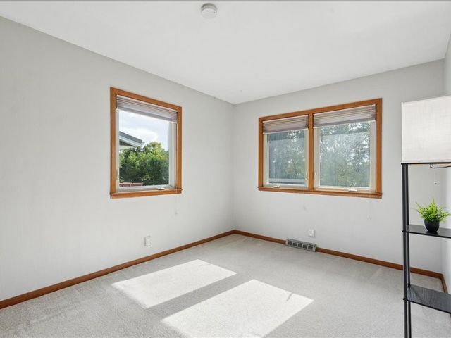 920 Westwood Drive NW, Cedar Rapids, IA 52405