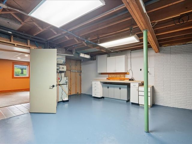 920 Westwood Drive NW, Cedar Rapids, IA 52405