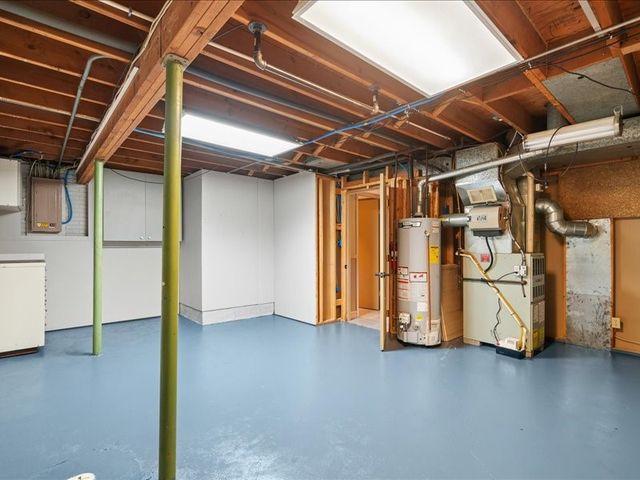920 Westwood Drive NW, Cedar Rapids, IA 52405