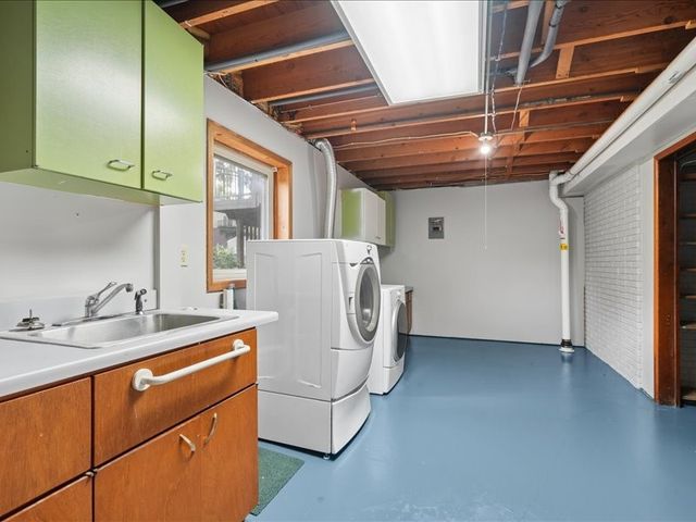 920 Westwood Drive NW, Cedar Rapids, IA 52405