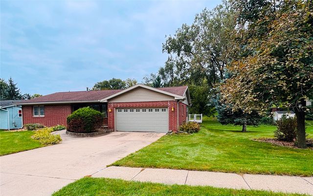 920 Westwood Drive NW, Cedar Rapids, IA 52405