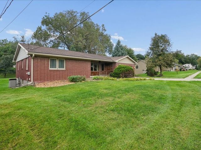 920 Westwood Drive NW, Cedar Rapids, IA 52405