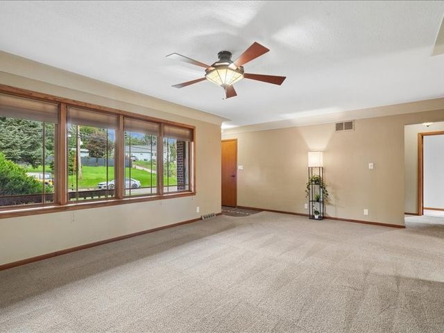 920 Westwood Drive NW, Cedar Rapids, IA 52405