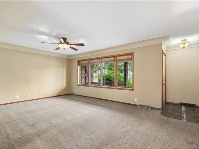 920 Westwood Drive NW, Cedar Rapids, IA 52405