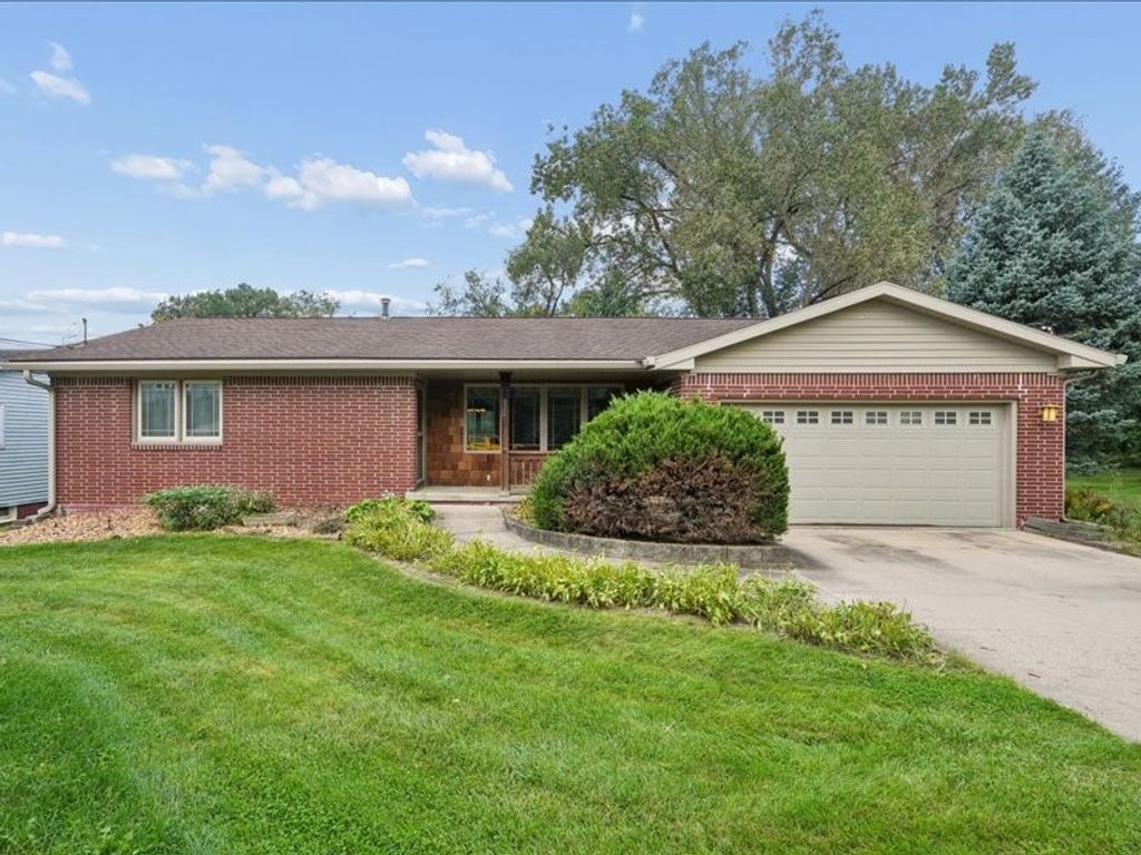 920 Westwood Drive NW, Cedar Rapids, IA 52405
