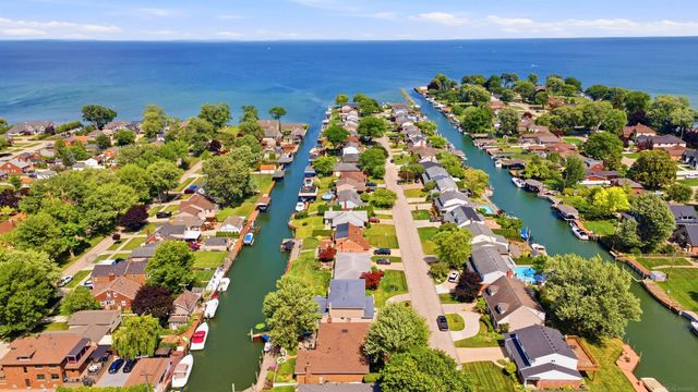 22461 Lavon Street, Saint Clair Shores, MI 48081