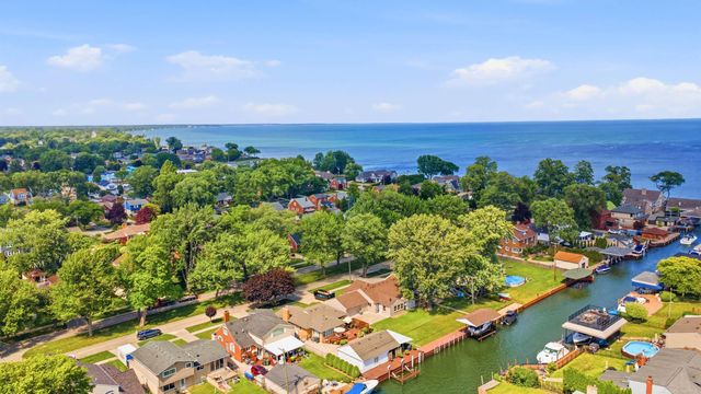 22461 Lavon Street, Saint Clair Shores, MI 48081