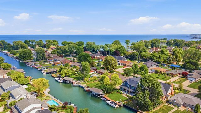 22461 Lavon Street, Saint Clair Shores, MI 48081