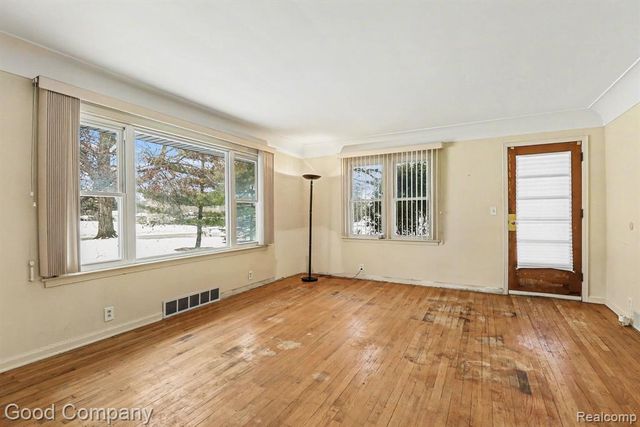 835 S Saginaw Street, Lapeer, MI 48446