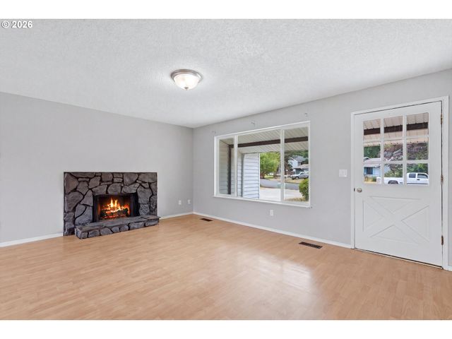 1543 Ne 16TH Way, Gresham, OR 97030