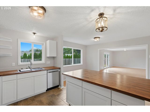 1543 Ne 16TH Way, Gresham, OR 97030