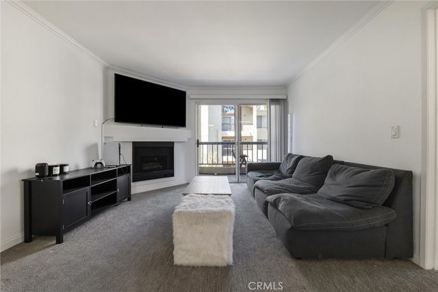 21450 Burbank Boulevard 203, Woodland Hills, CA 91367