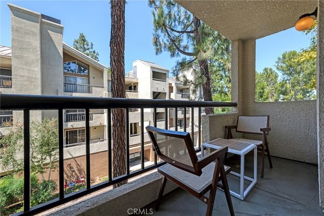 21450 Burbank Boulevard 203, Woodland Hills, CA 91367