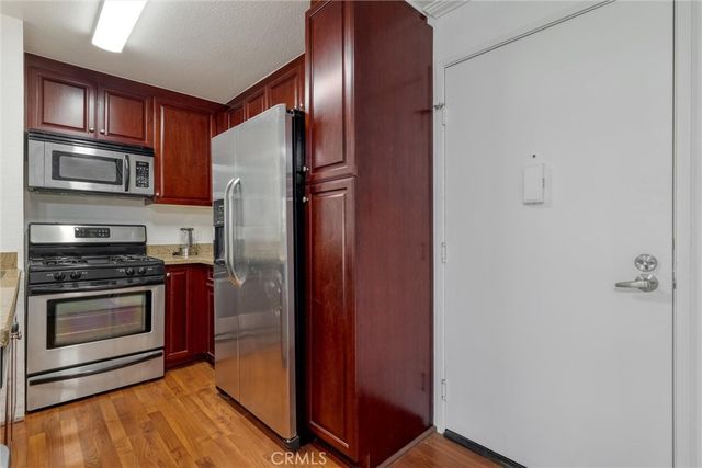 21450 Burbank Boulevard 203, Woodland Hills, CA 91367